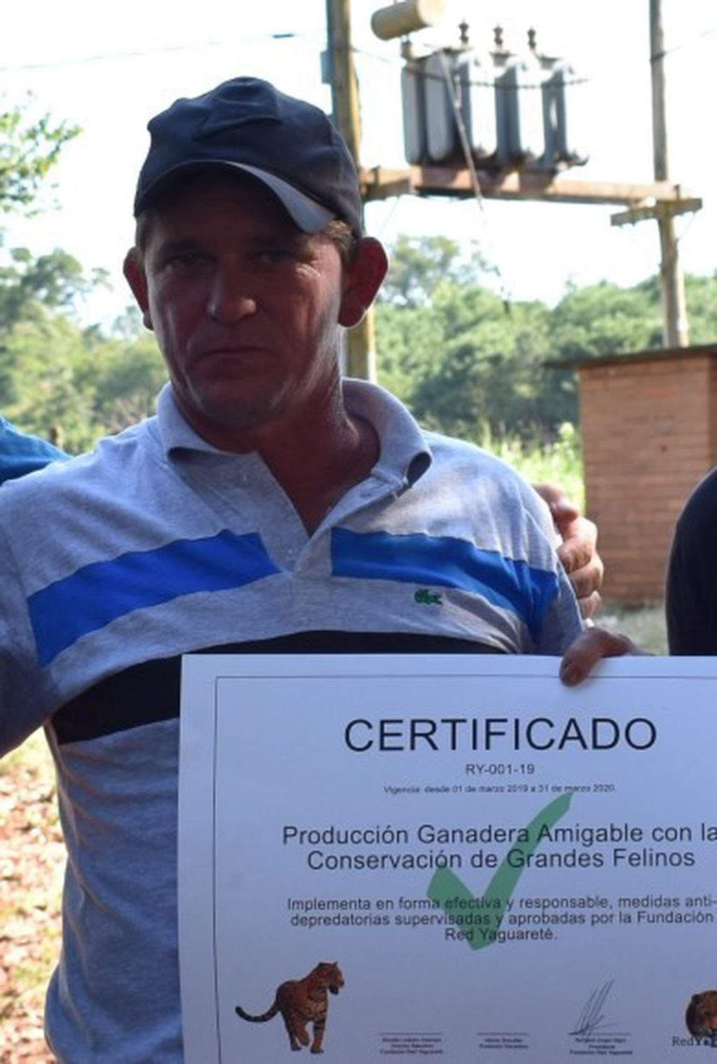 Héctor “Bayco” Brendler, con el certificado de  “Producción Ganadera Amigable con la Conservación de Grandes Felinos”. (MisionesOnline)