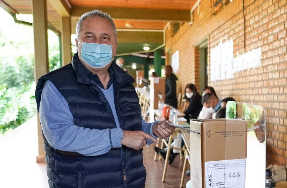 El diputado provincial Hugo Passalacqua emitió su voto y agradeció al personal de seguridad, autoridades de mesa y fiscales que están “garantizando el derecho sagrado del voto”