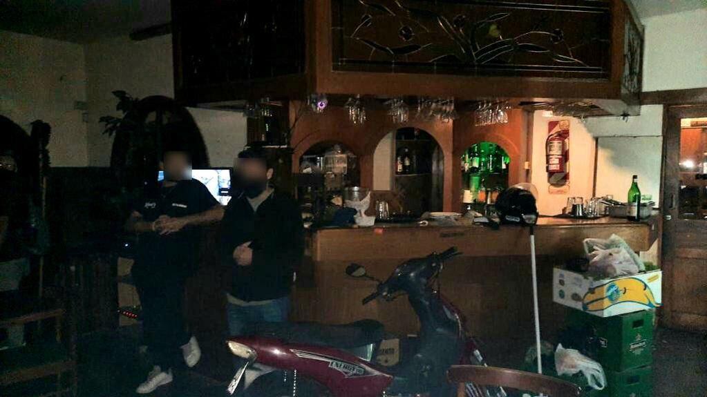 Clausuraron un bar que estaba abierto a la 1 de la mañana con más de 20 personas y un DJ (Foto: Policía de la Ciudad)