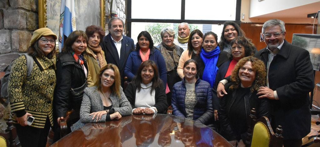 La comisión organizadora del 37º Encuentro Plurinacional de Mujeres y Disidencias fue recibida por el vicegobernador de la provincia de Jujuy, Alberto Bernis, y la presidente de la Comisión de Igualdad y Género de la Legislatura, Patricia Armella.