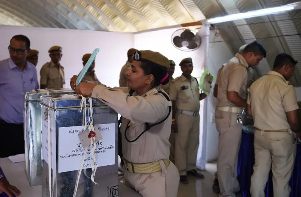 Una mujer policía ejerce su voto en el cuartel de Ahmedaba