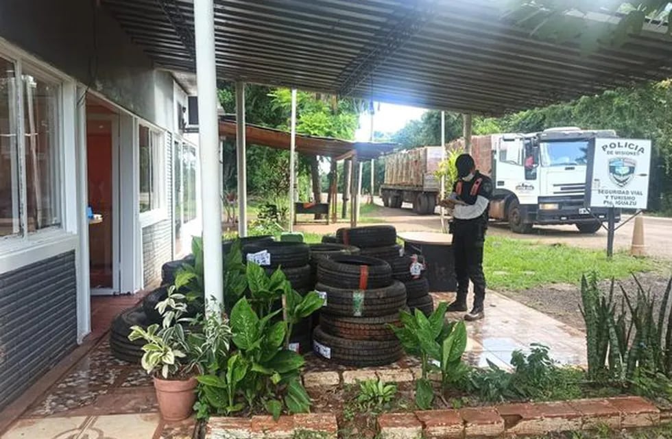 Secuestran neumáticos de contrabando en Puerto Iguazú.