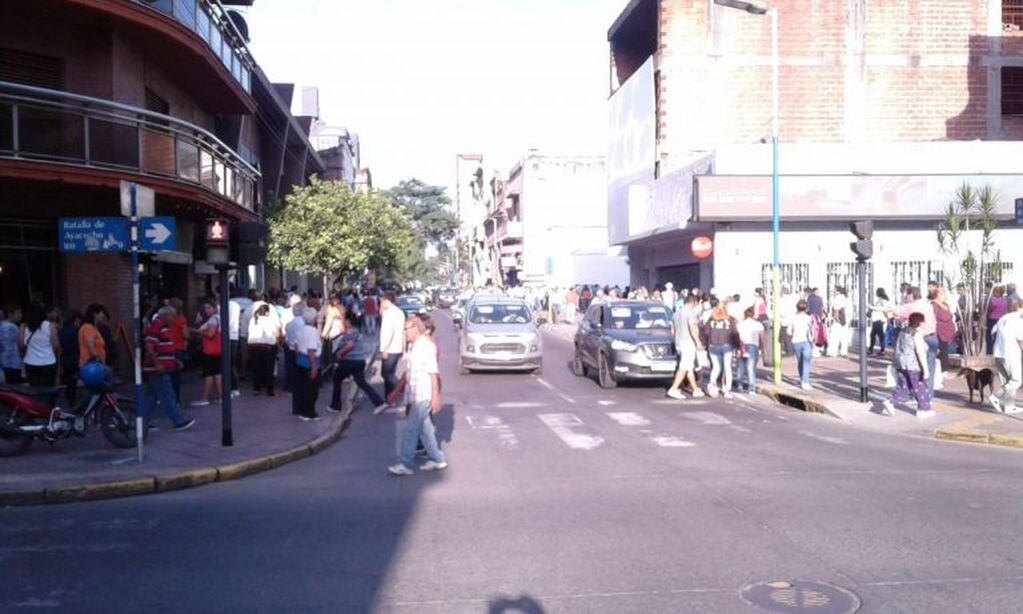 Largas filas en las entidades bancarias de Tucumán.