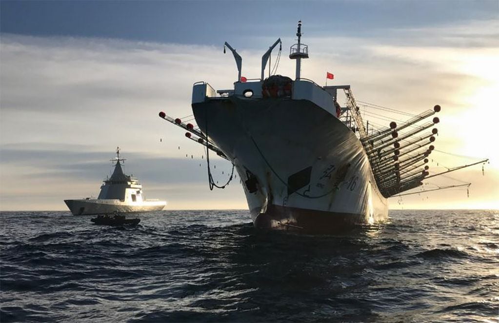 Ptrullero Oceánico  A.R.A “Bouchard” Armada Argentina, en proceso de captura de potero ilegal.