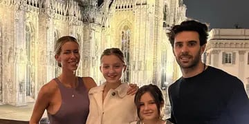 Nicole Neumann junto a sus hijas y Manu Urcera en Europa.