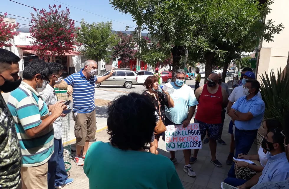 Proesta de vecinos frente al municipio de Salsipuedes, este miércoles (La Voz)