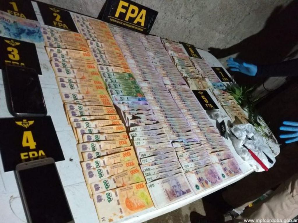 Incautaron varios envoltorios con dosis de marihuana, plantas de cannabis sativa y 56 mil pesos. (Foto: MPF).