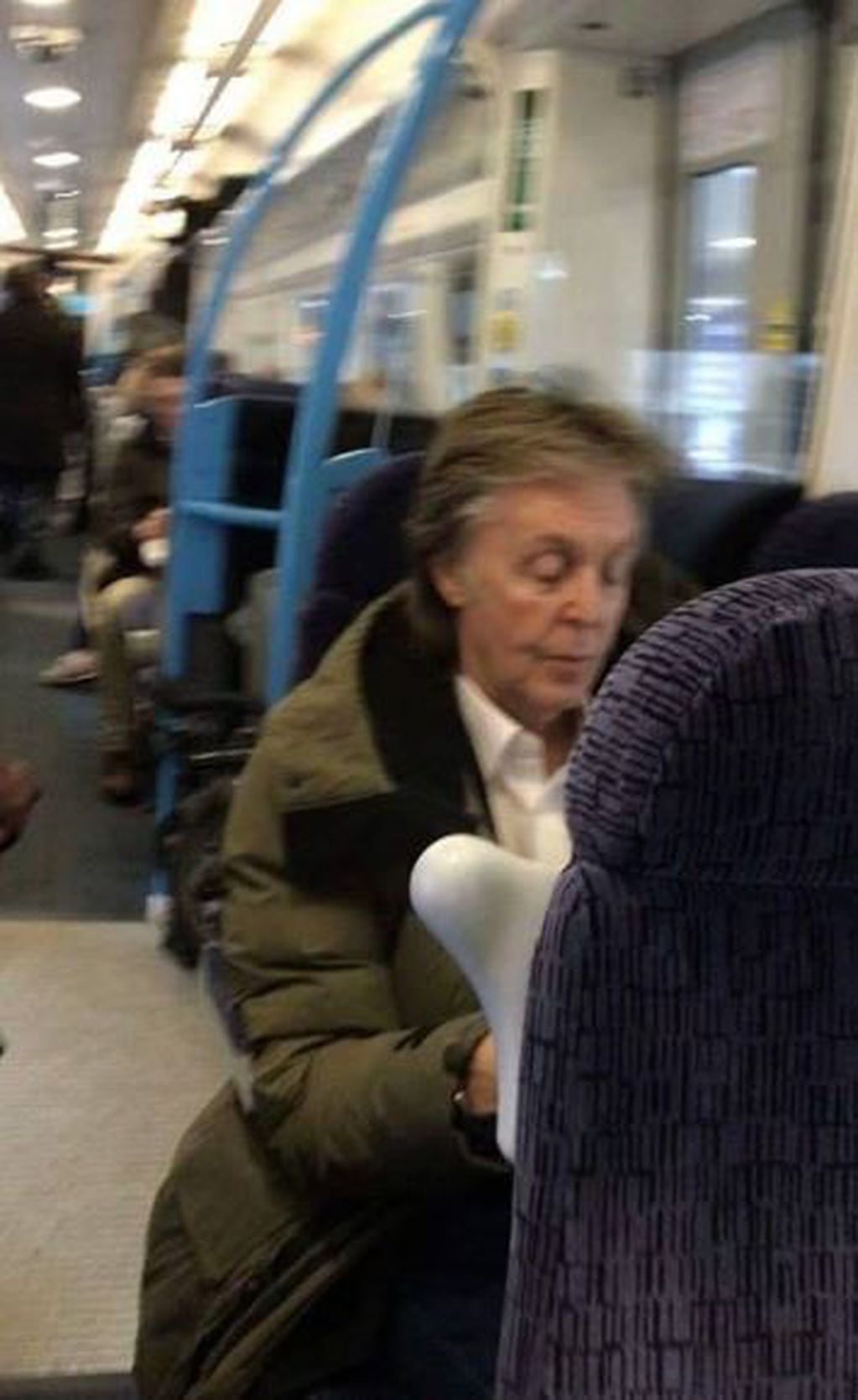 Paul McCartney viajando en tren