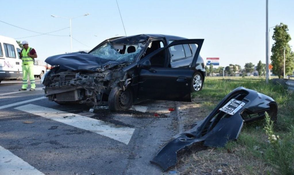 El Renault Clío quedó destruido tras impactar con el camión. (@soria_pablo)