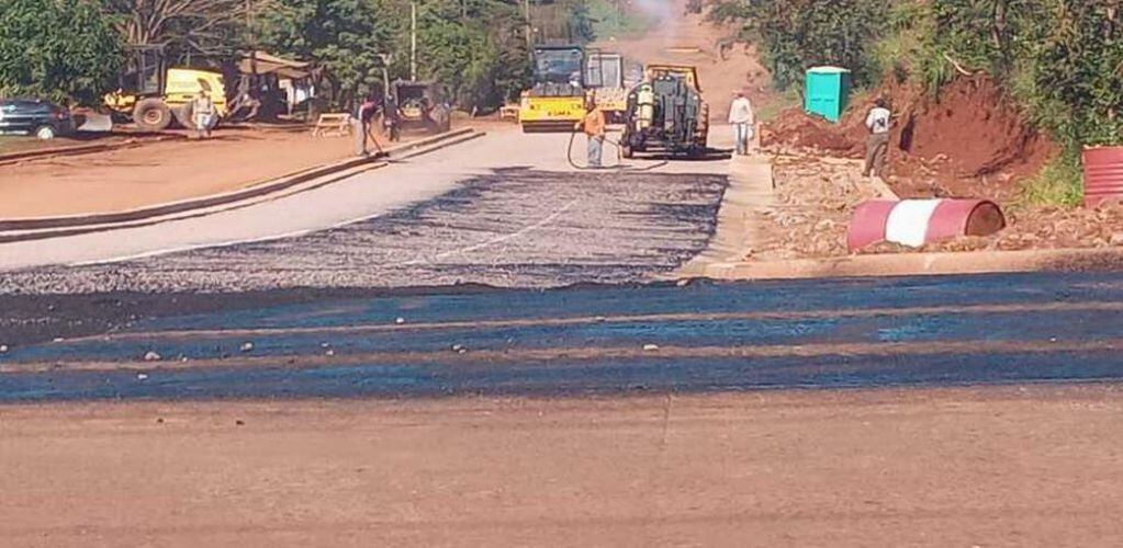 Continúan las obras de asfaltado sobre la avenida Córdoba en Eldorado.