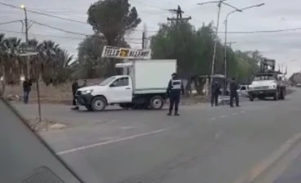 Fuerte choque entre una moto y una camioneta en San Juan: un hombre se salvó de milagro