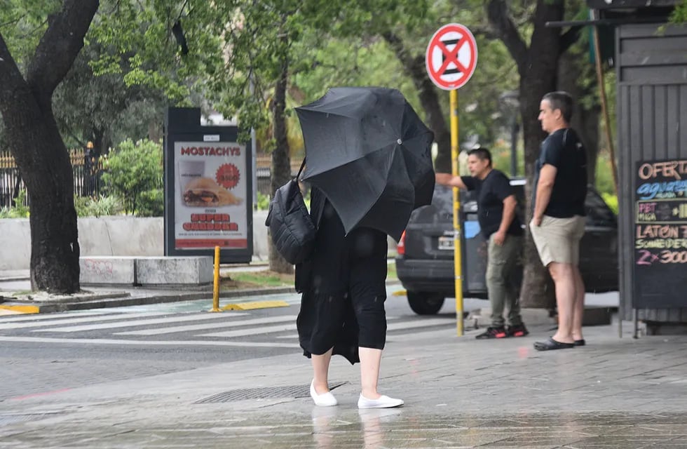 Intensa lluvia por la mañana en la ciudad de Córdoba . (Pedro Castillo / La Voz)