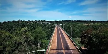 Buscan a una mujer que amenazó con tirarse del Puente Internacional Tancredo Neves