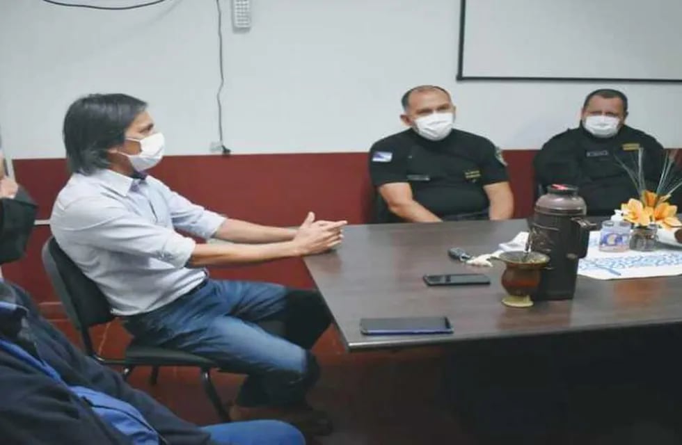Reunión con personal policial para delinear acciones en Montecarlo.