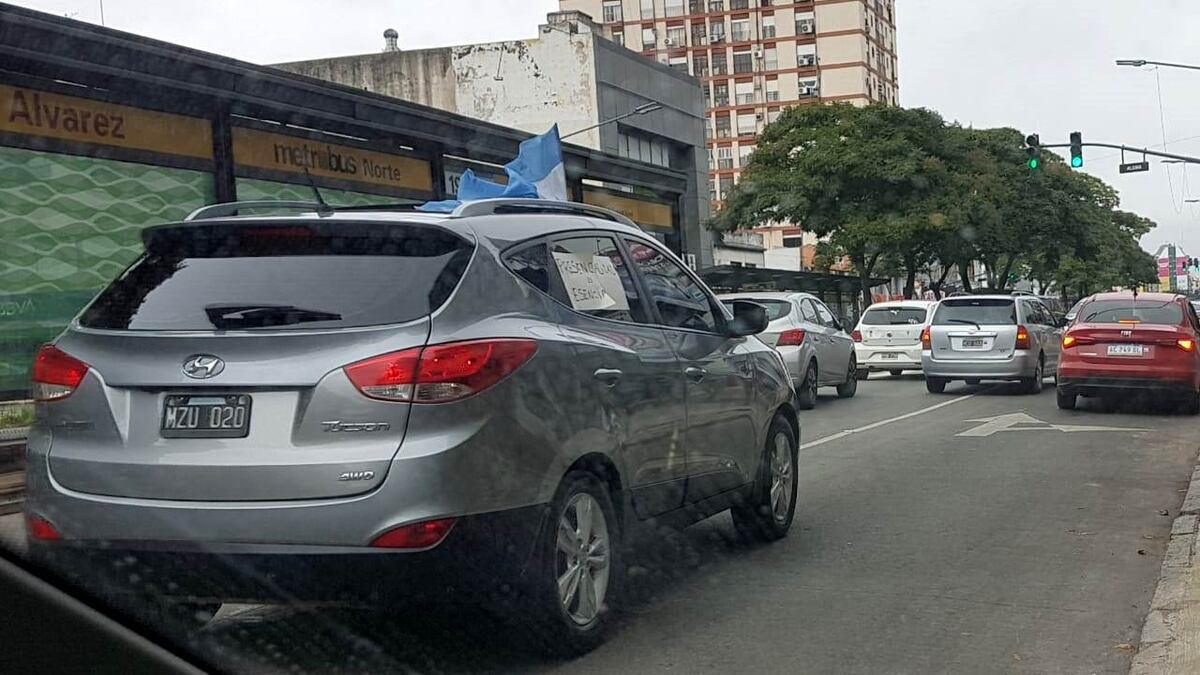 Bocinazos y banderas por la 9 de Julio para pedir por las clases presenciales