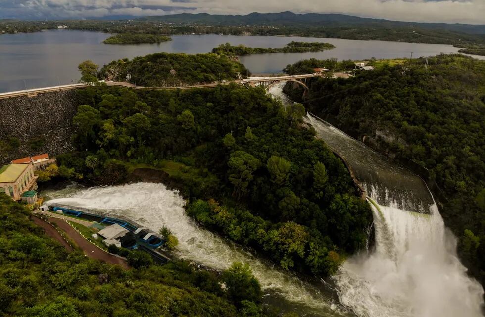 El dique de Embalse, en Calamuchita, el primero que supera el nivel de vertedero esta temporada (Nelson Torres).