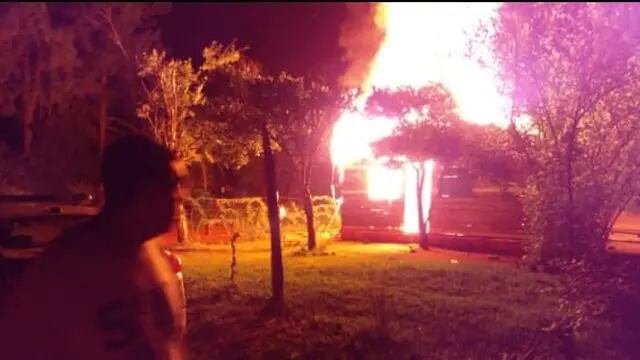 Vecinos de barrio Roulet de Eldorado incendiaron una casa de supuestos ladrones