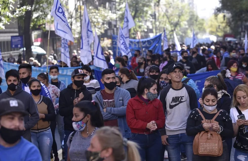 El Movimiento Barrios de Pie marchó por el Centro en reclamo de un mejor Salario Mínimo. (Ramiro Pereyra)