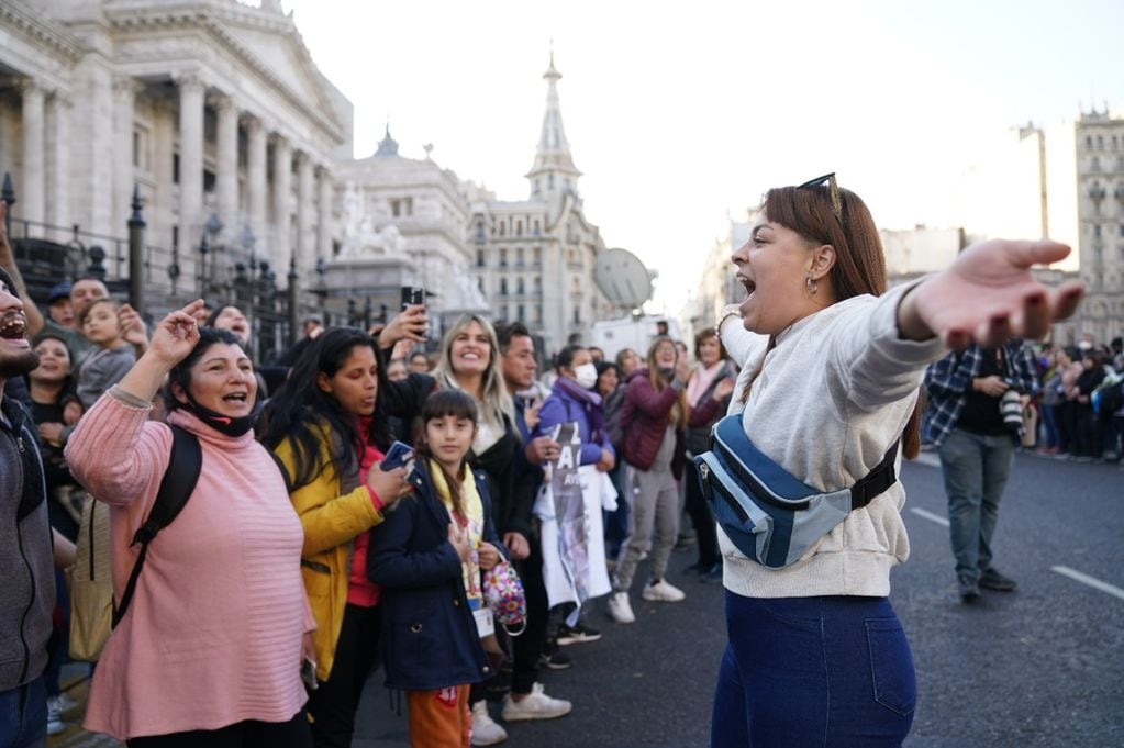 Militantes K frente al Congreso mostrando su apoyo a Cristina Kirchner.