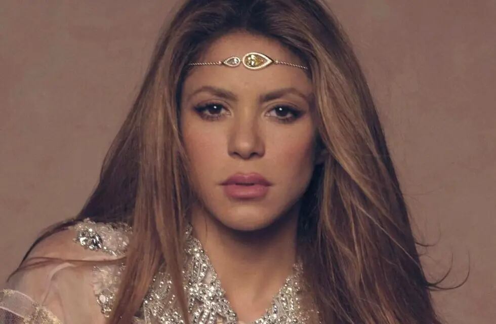“Las mujeres ya no lloran, las mujeres facturan”: cuánto costó el icónico vestido de Shakira en efecto mojado.