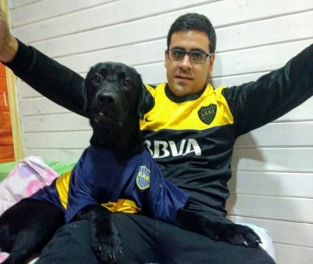 Hasta sus dos perros son hinchas de Boca Juniors.