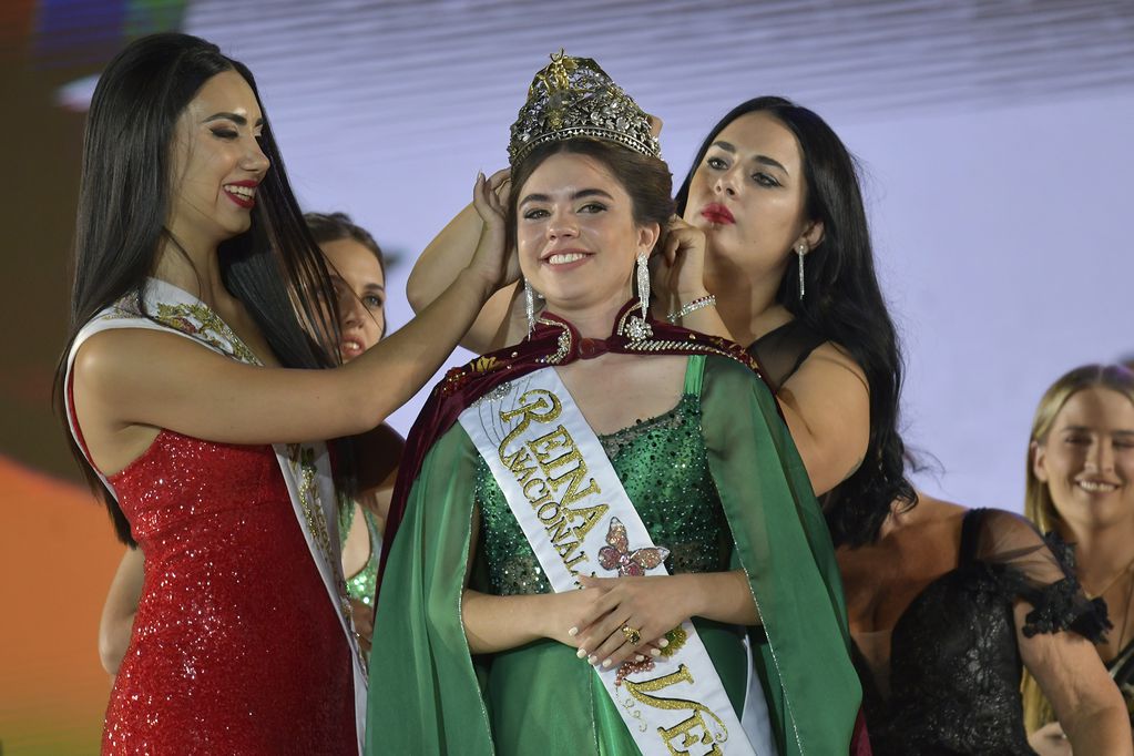 Ana Laura Verde, de La Paz, la nueva Reina Nacional de la Vendimia 
en el momento de la coronación en el Frank Romero Day. 