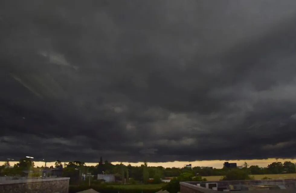 El cielo con nubes amenazantes en Córdoba. Se mantiene el pronóstico con lluvias.