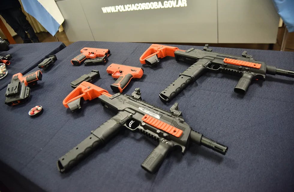 La Policía de Córdoba adquirió nuevas armas no letales, con gas pimienta, a su equipamiento.