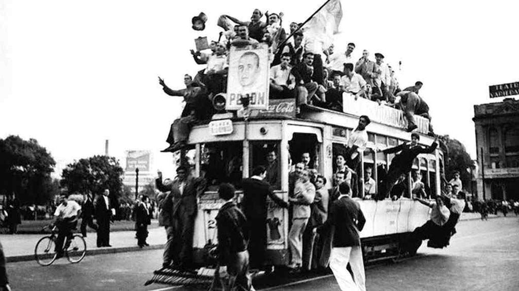 Todos a la plaza. Los trabajadores movilizados se dirigen a la Plaza de Mayo para reclamar la libertad del entonces coronel Juan Domingo Perón, detenido en la isla Martín García (archivo general de la Nación).