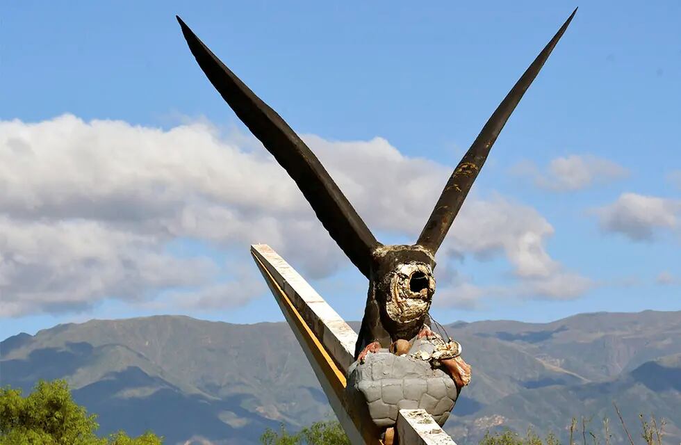 El monumento al cóndor, ubicado en el Acceso Este de Guaymallén, terminó decapitado tras una intensa e histórica tormenta de granizo.