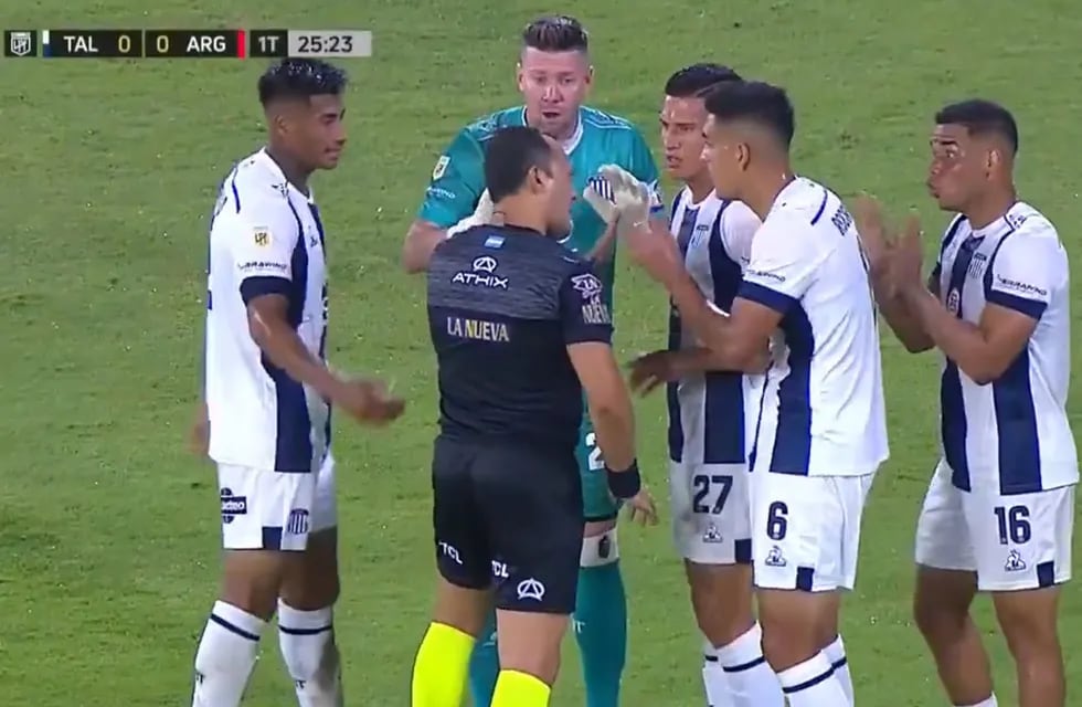 Todo Talleres le reclamó a Espinoza la jugada del penal para el 1 a 0 de Argentinos (Captura de TV).