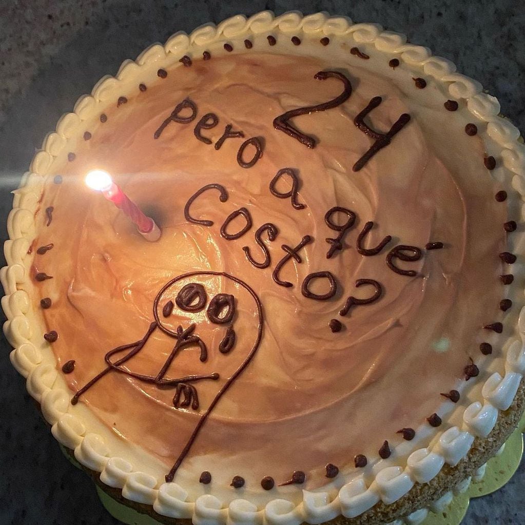 Encargó una torta para su hermana, tenía un grave error y lo corrigió  gracias a un tutorial de YouTube