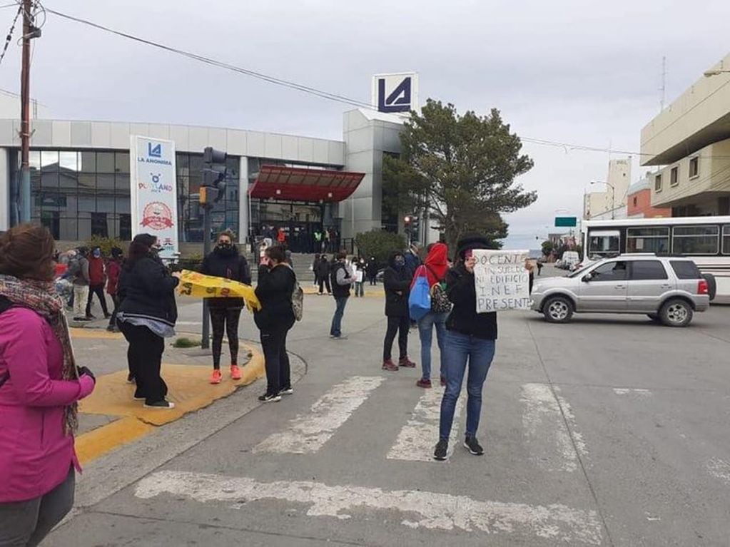 Docentes protestaron en el centro.