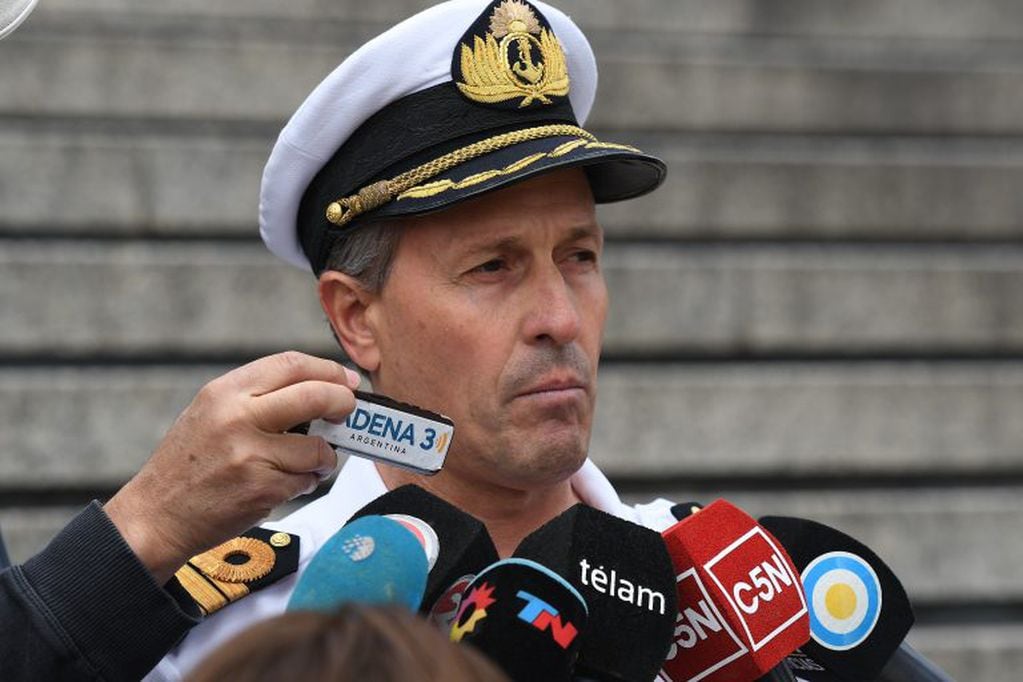El portavoz de la Armada, Capitán de Navío Enrique Balbi, habla con los medios sobre la búsqueda del submarino ARA "San Juan". Crédito: José Romero/telam/dpa.