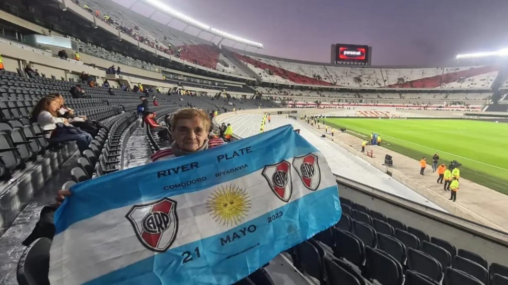 Luisa alentando a River Plate desde la tribuna.