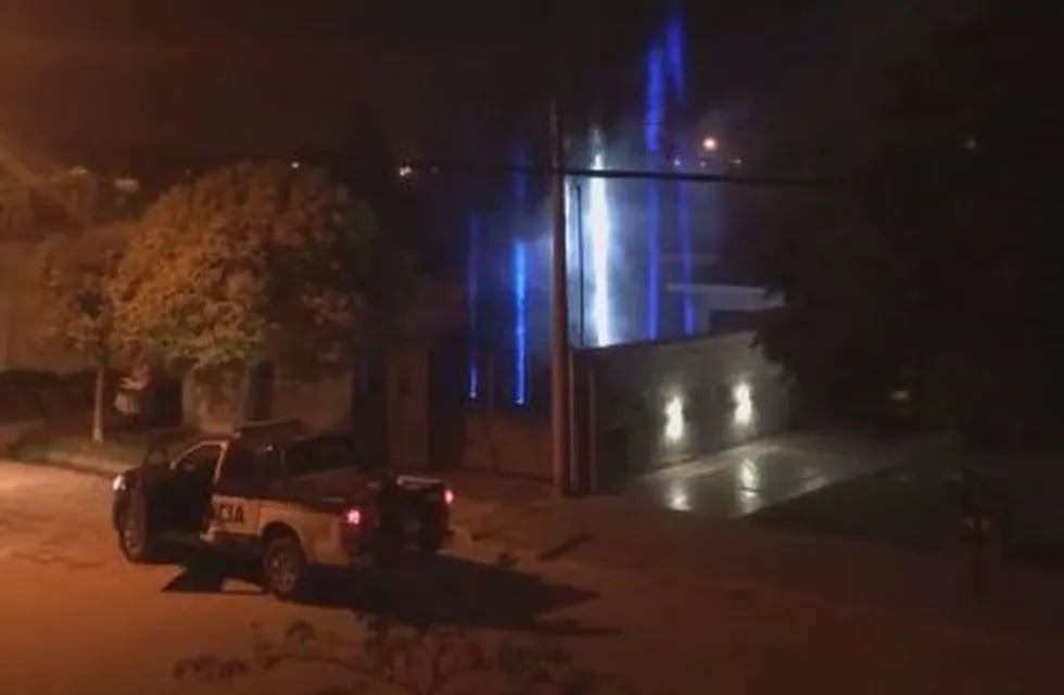 Policia de Arroyito filmando luces e himno Argentino