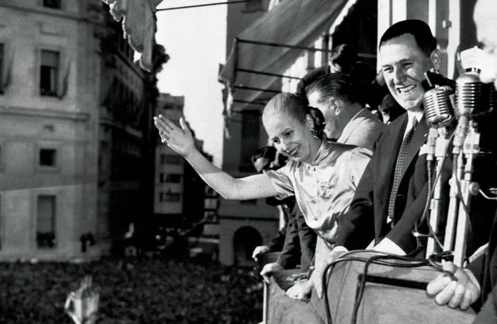 saludando desde el balcon de la casa rosada durante un acto\r\n\r\nARCHIVO - En esta foto de archivo del 17 de octubre de 1950, la primera dama argentina María Eva Duarte de Perón, conocida como \