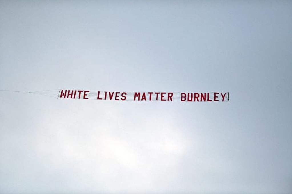 El mensaje racista durante el partido entre Manchester City y Burnley. (EFE)