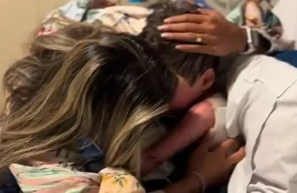 El momento del abrazo entre madre e hijo. Foto: Captura de video.