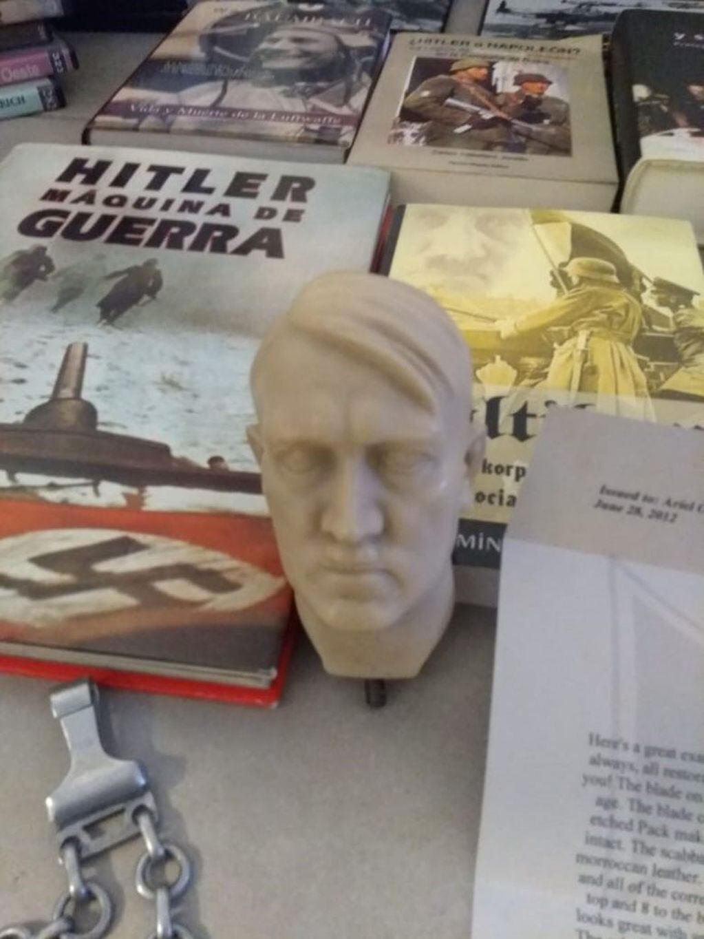 Los objetos con imágenes vinculadas al nazismo fueron secuestrados por la Justicia Federal de Córdoba en tres domicilios de la provincia.