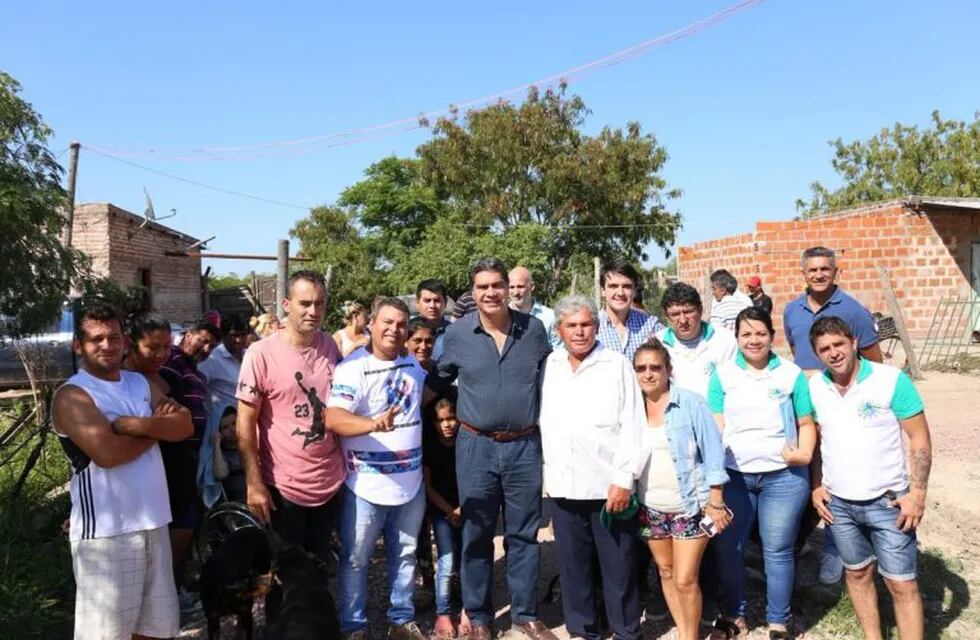 El intendente de Resistencia visitó a los vecinos del barrio Zampa para brindarles un plan de acción.