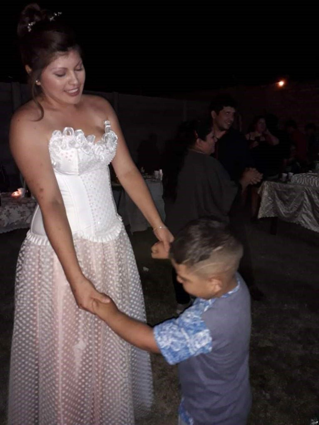 La historia detrás del vestido de novia que hizo feliz a una joven con cáncer.