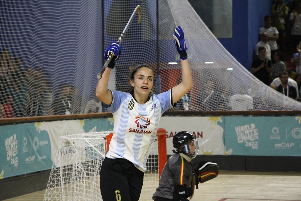 La mendocina Julieta Fernández resultó la gran figura del Mundial de los deportes sobre ruedas, en hockey sobre patines. Ahora es una de las candidatas a quedarse con el premio Llama de Oro. 