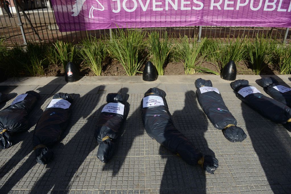 Las bolsas con los cadáveres colmaron la vereda de la Casa Rosada y causaron todo tipo de reacciones. Foto: Clarín