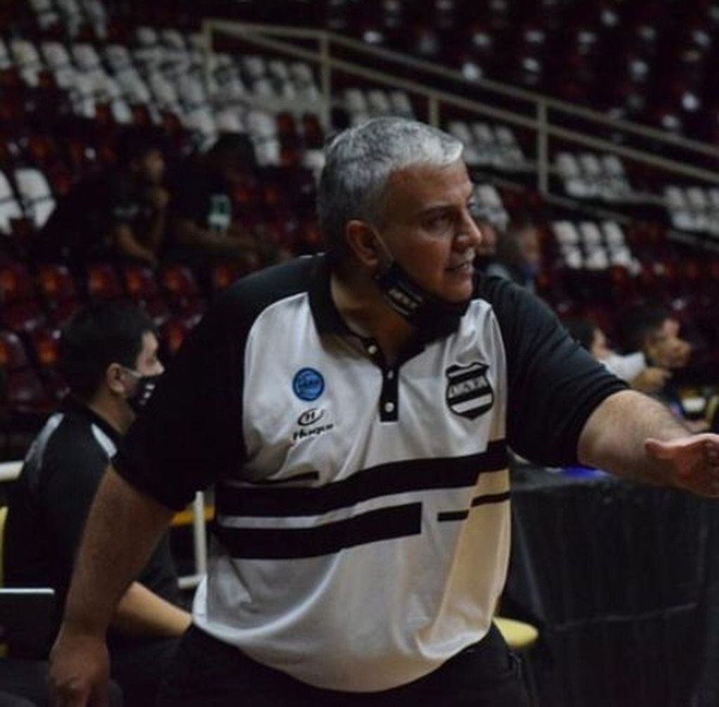 Gabriel Albornoz, entrenador de Estudiantes.