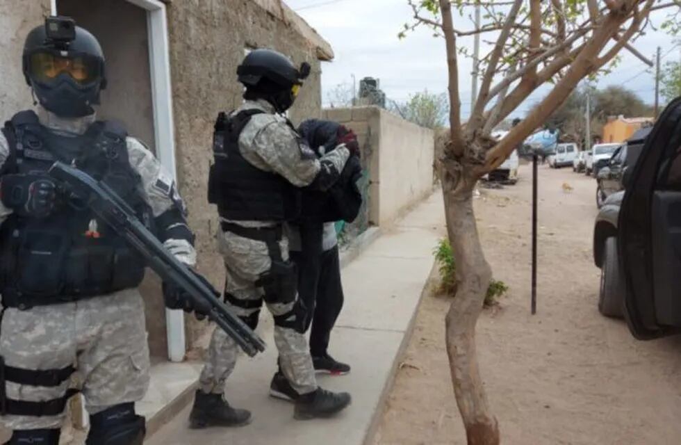 Policía y taxista detenidos por tener un \