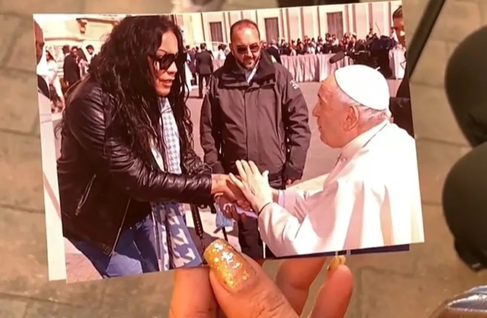 El saludo del papa y una de las transexuales que lo visitan todos los miércoles.