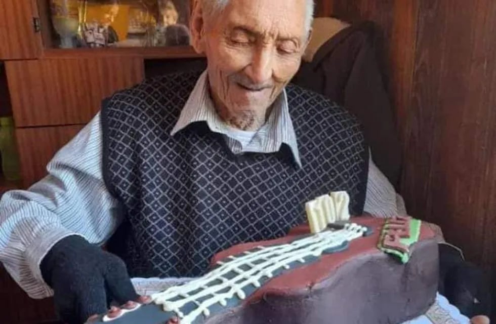 Don Miguel Moyano, uno de los ciudadanos más longevos de San Carlos, junto a su torta de celebración de su 102 cumpleaños.