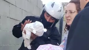 El Policía salvó a la bebé que se estaba ahogando