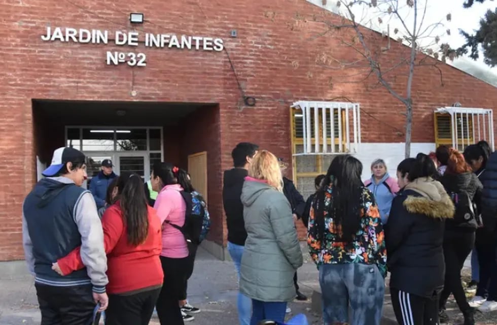 Las familias del Jardín 32 de Neuquén denuncian ser amenazados por el gremio docente ATEN.